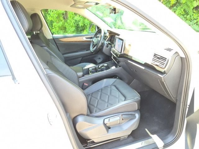 Used 2025 Volkswagen Atlas SE AWD/4WD image 11