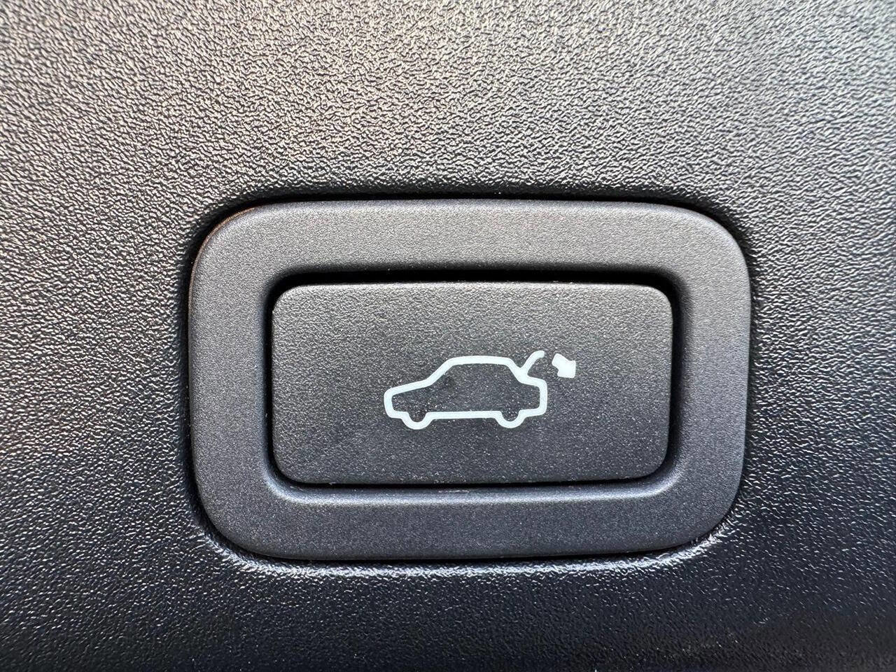 Used 2016 Jaguar XJ R-Sport image 41