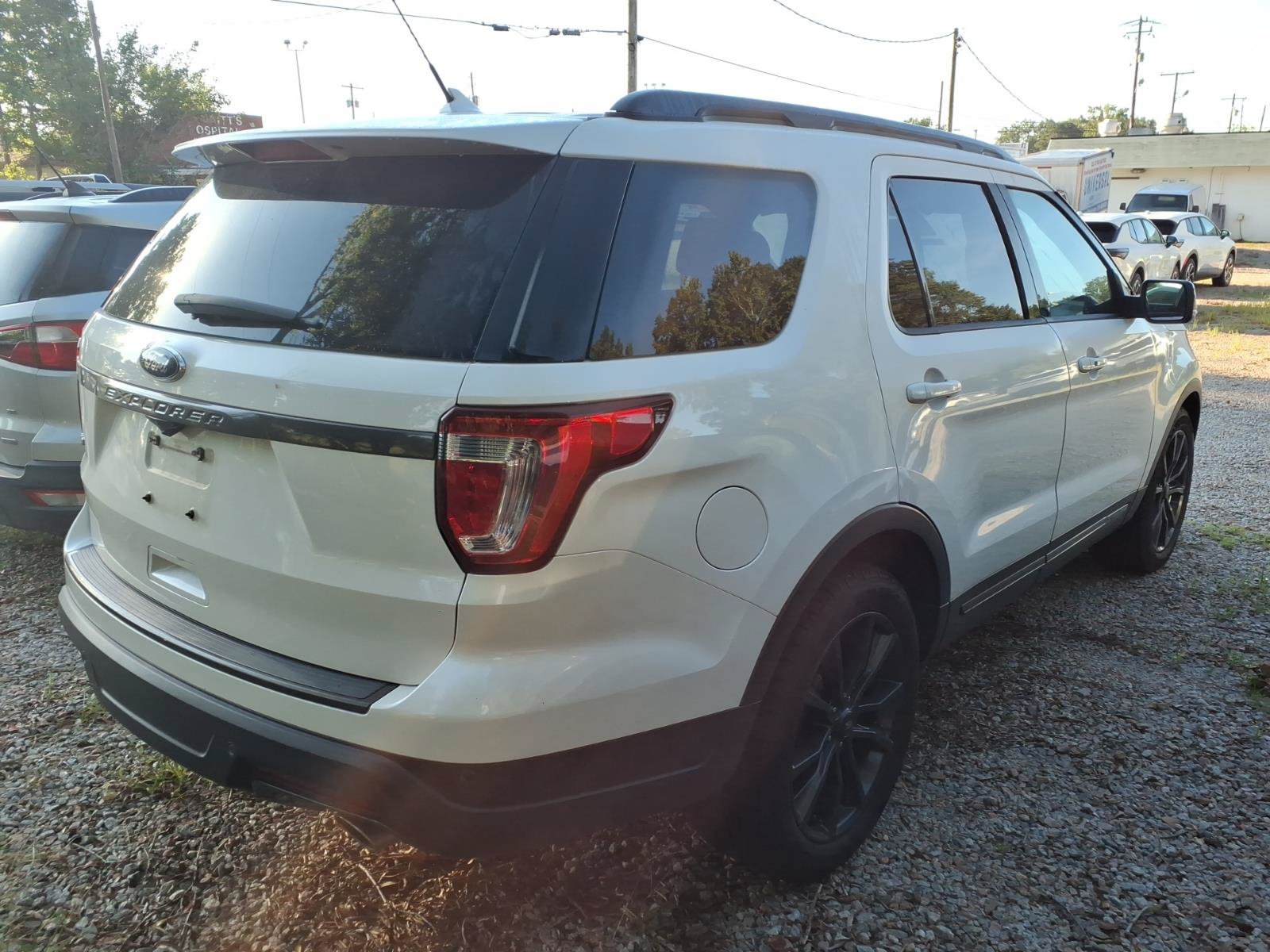 Used 2018 Ford Explorer XLT w/ Equipment Group 202A FWD image 4