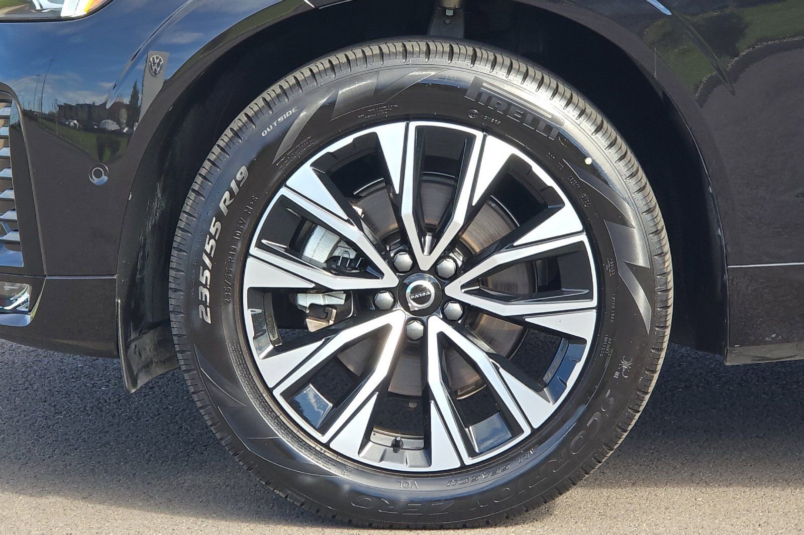 Used 2025 Volvo XC60 B5 Plus image 31