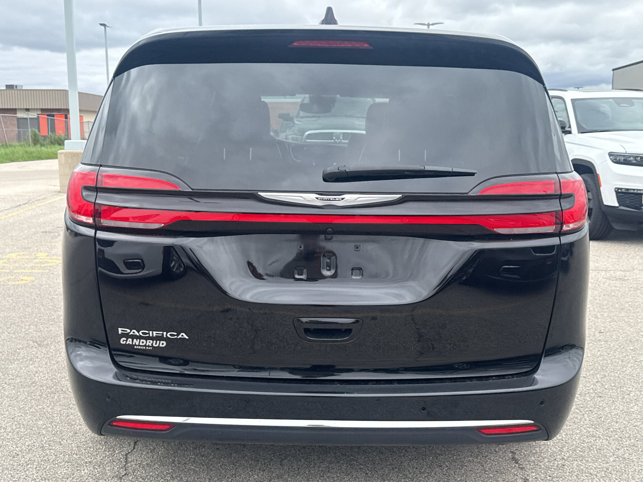 Used 2026 Chrysler Pacifica Select FWD image 3