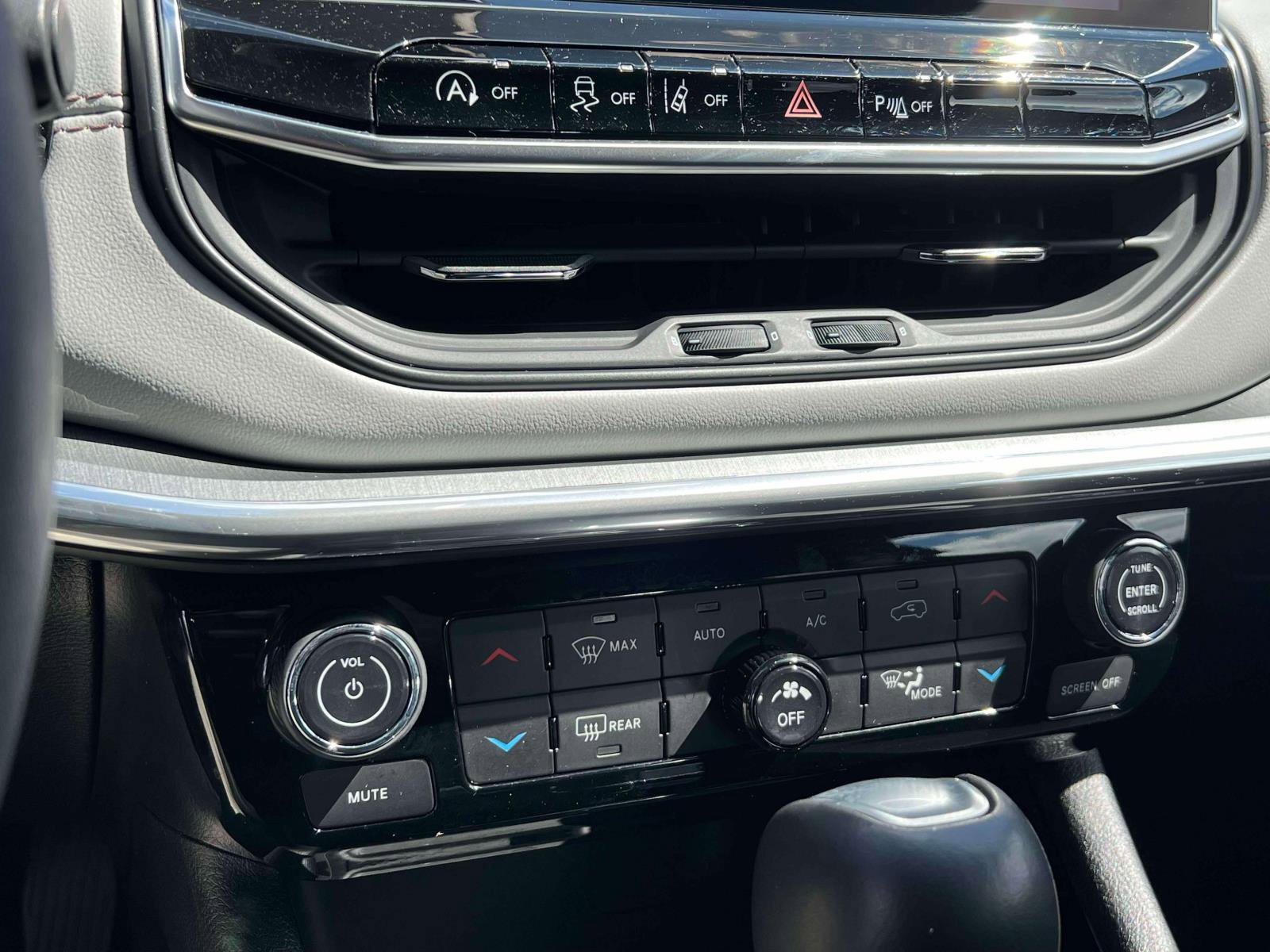 Used 2023 Jeep Compass Limited image 12