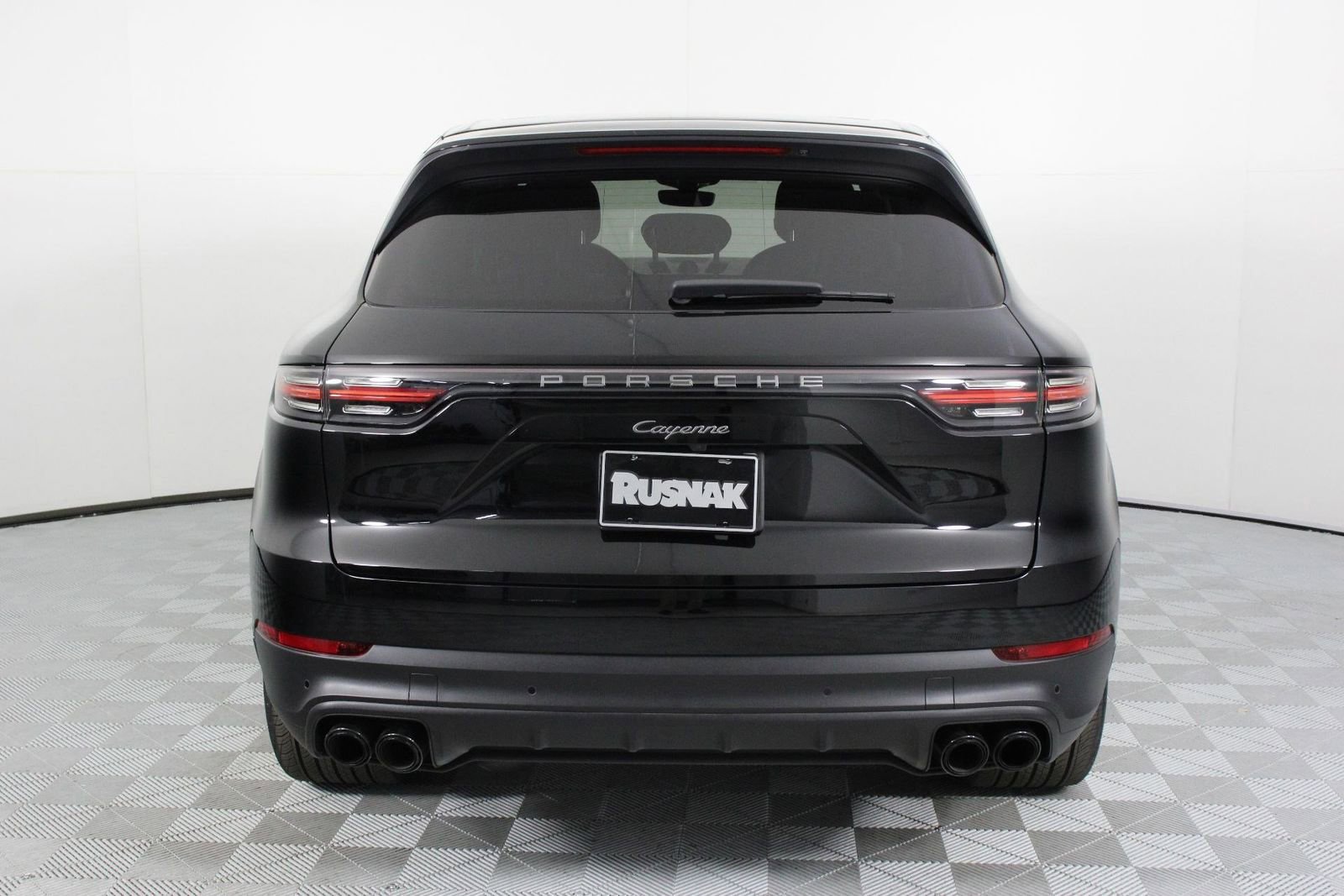 Certified 2023 Porsche Cayenne Platinum Edition image 6