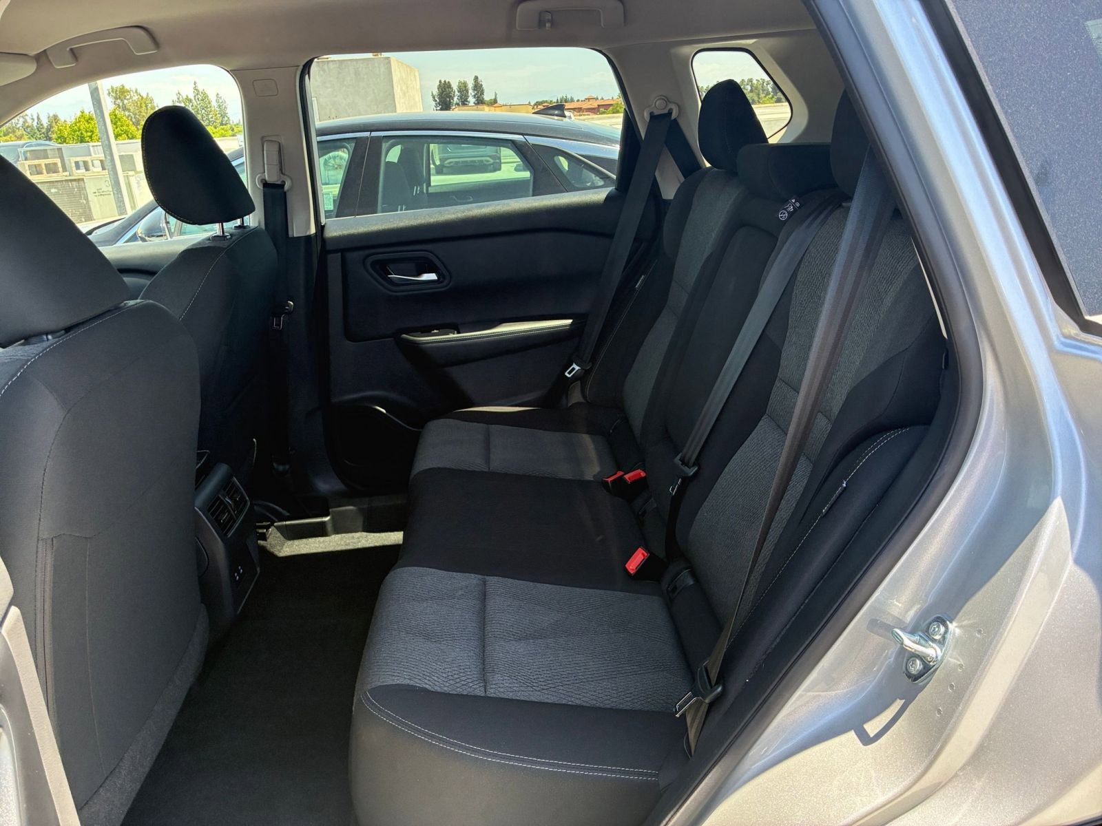 Used 2025 Nissan Rogue SV FWD image 28