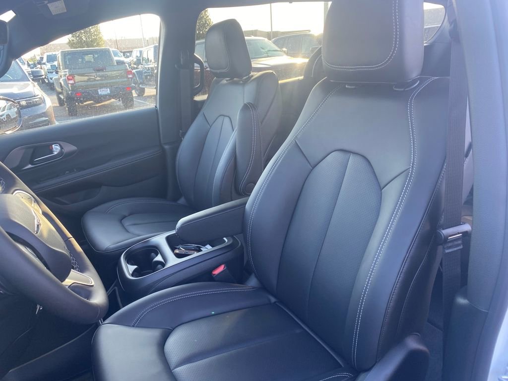 New 2026 Chrysler Voyager LX image 20