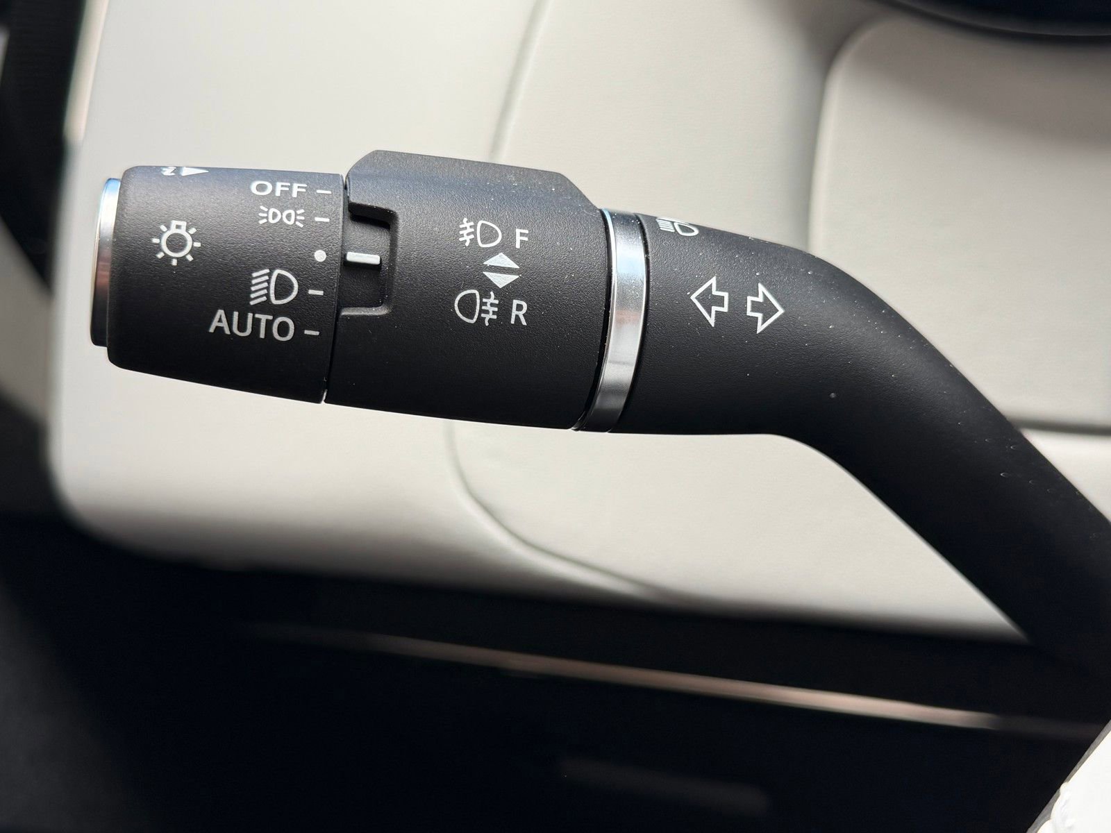 Used 2025 Land Rover Range Rover Sport Dynamic SE image 12