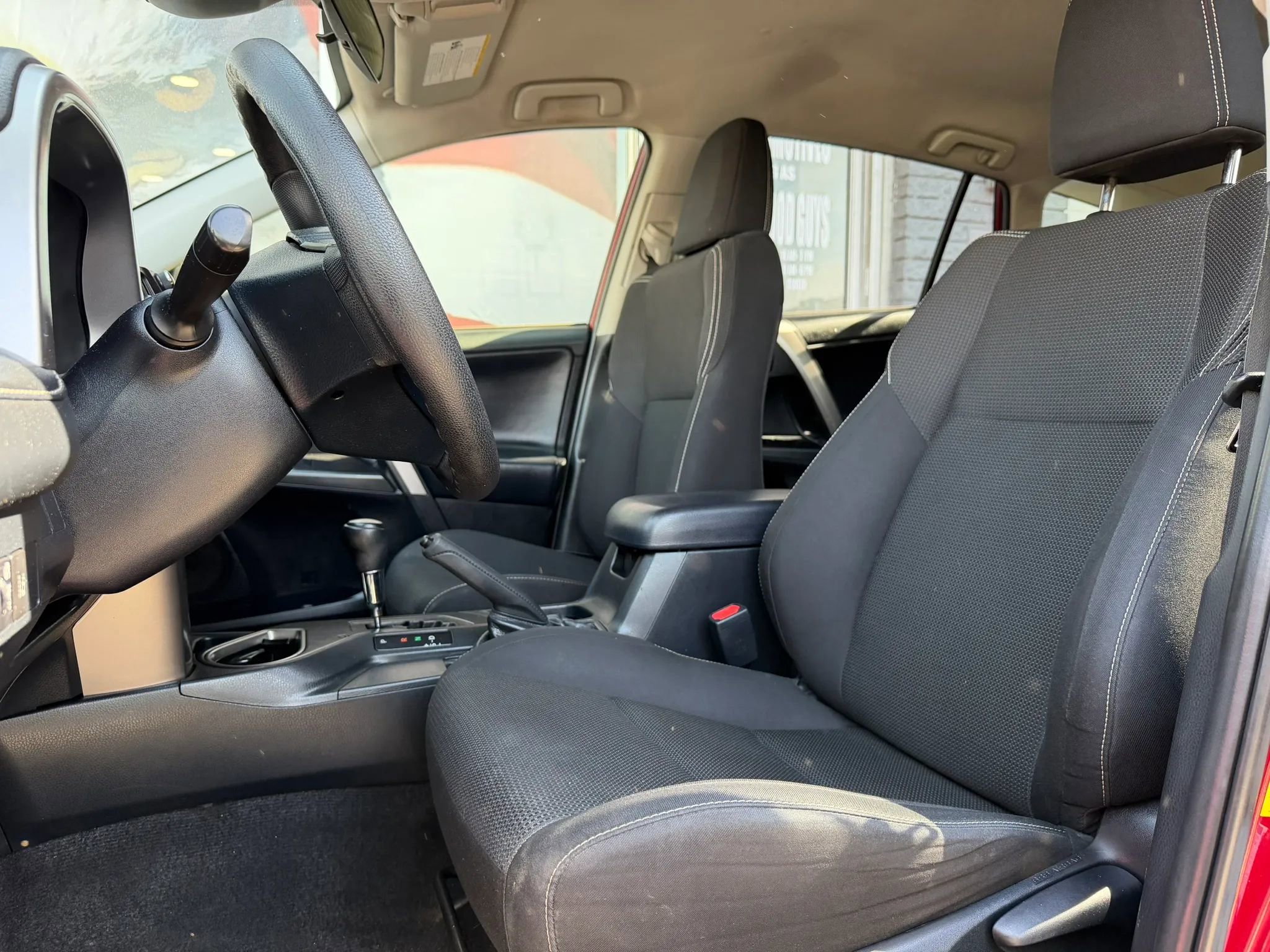 Used 2018 Toyota RAV4 LE AWD/4WD image 10