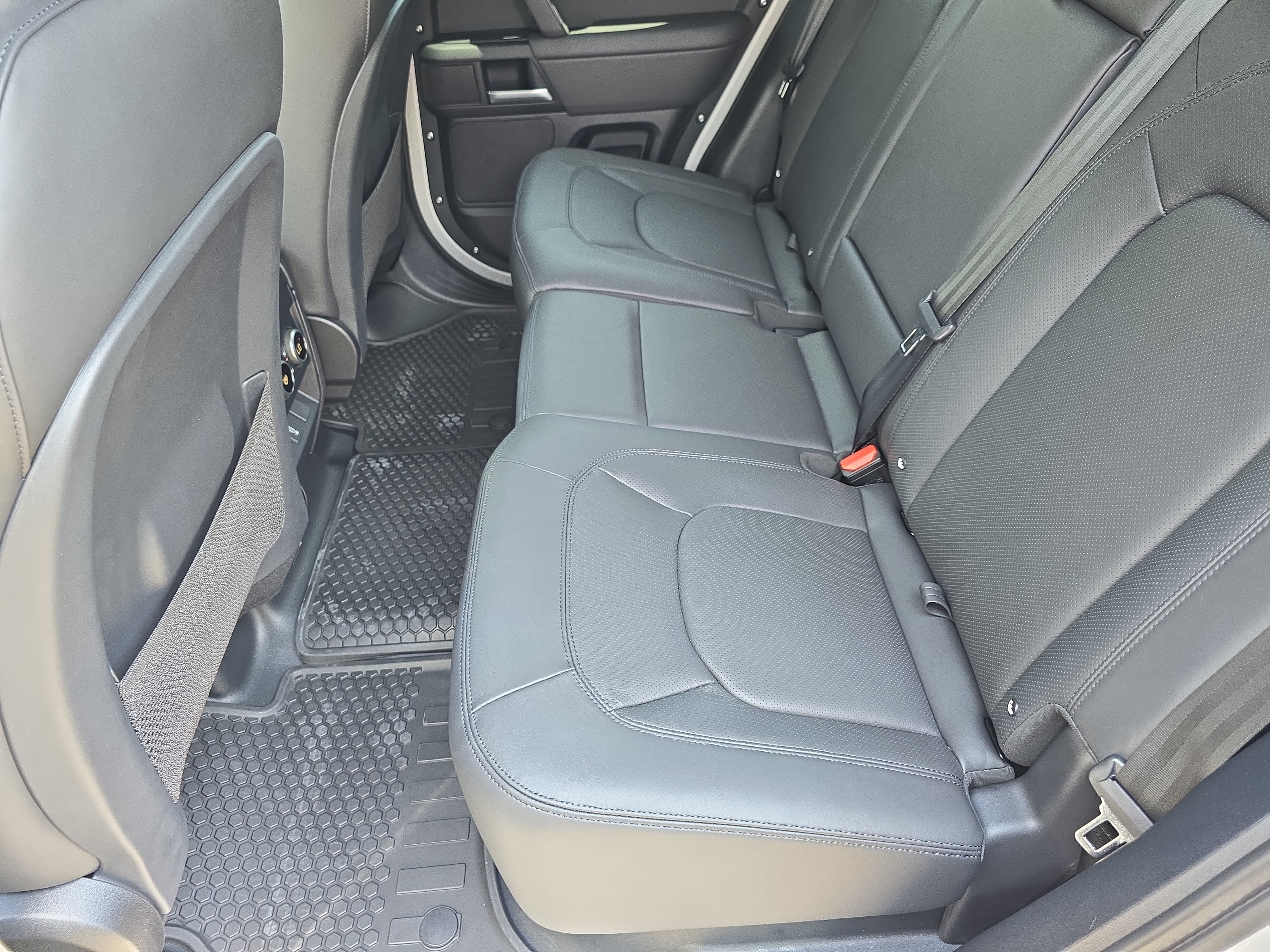 New 2026 Land Rover Defender 110 X-Dynamic SE AWD/4WD image 13