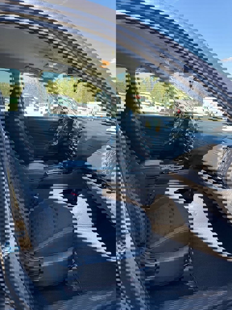 Used 2024 Nissan Pathfinder SV image 9