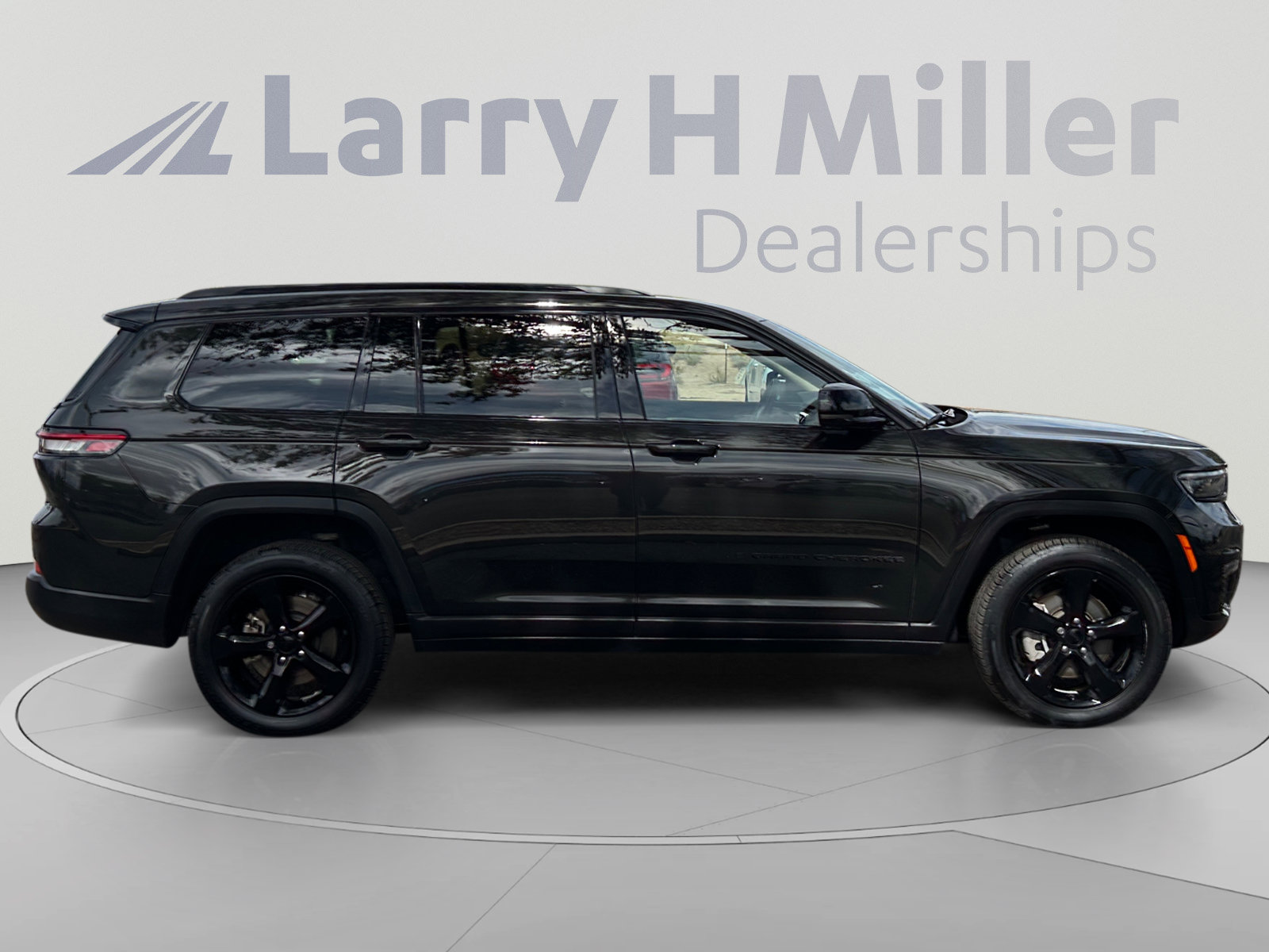 Used 2022 Jeep Grand Cherokee L Limited w/ Black Appearance Package AWD/4WD image 6