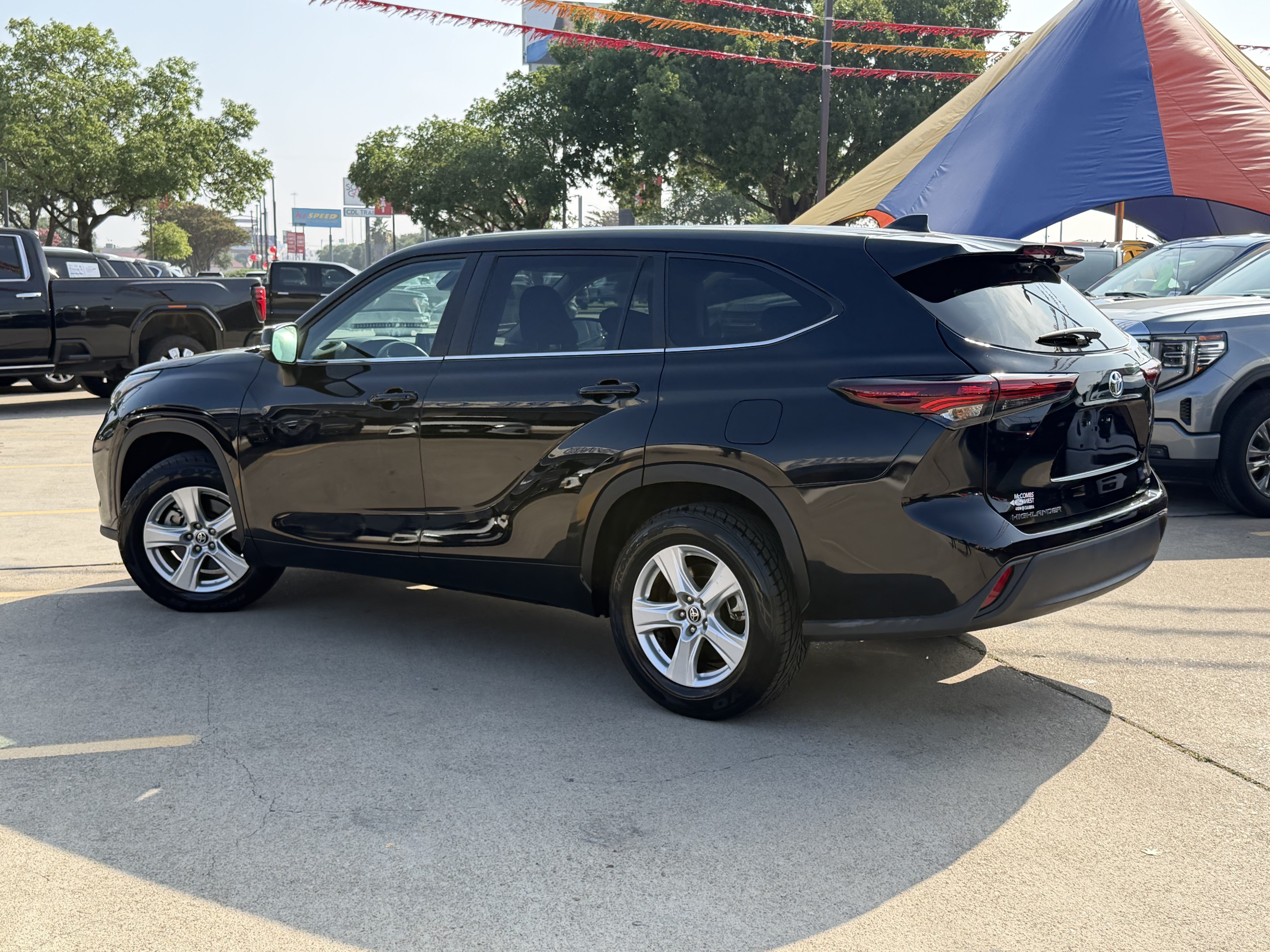 Used 2025 Toyota Highlander LE FWD image 8