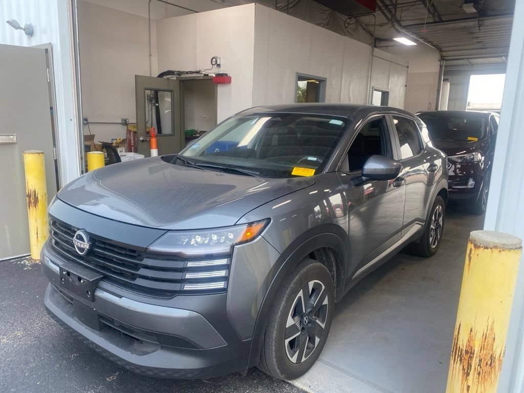 Used 2025 Nissan Kicks SV AWD/4WD image 2