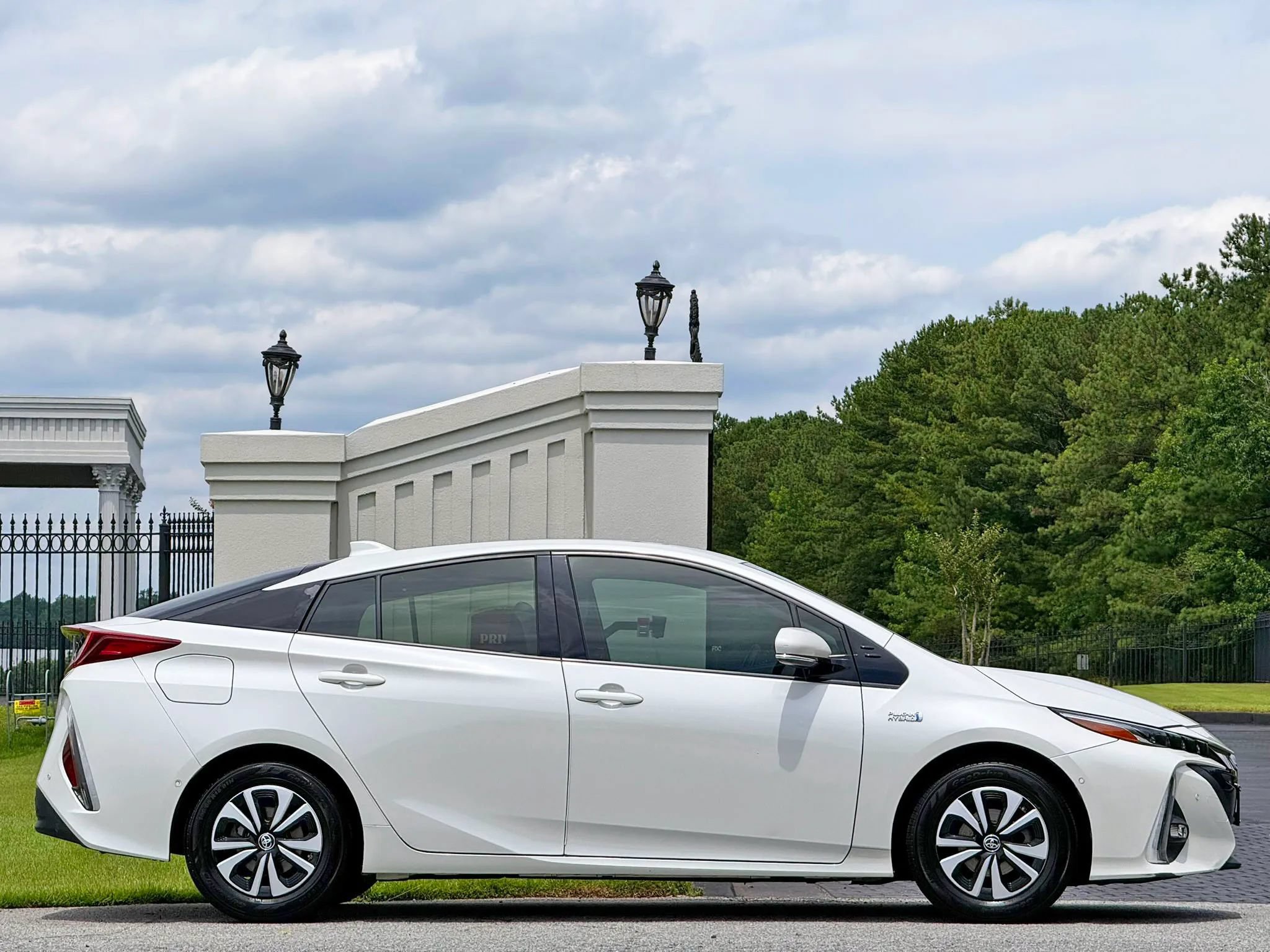 Used 2017 Toyota Prius Prime Advanced FWD image 6