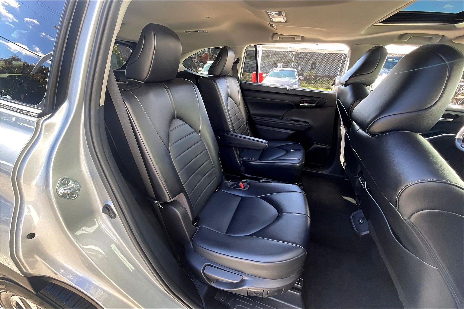 Used 2022 Toyota Highlander XLE FWD image 29