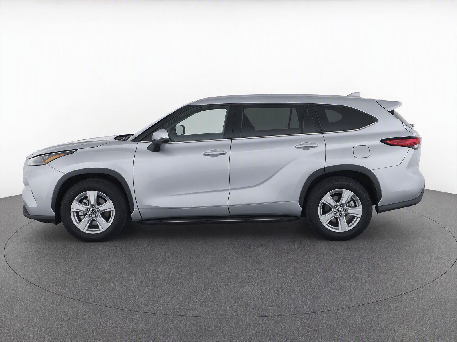 Used 2021 Toyota Highlander L FWD image 6