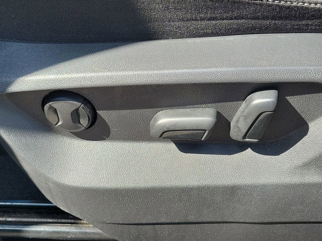 Used 2021 Volkswagen Atlas Cross Sport SE w/ Panoramic Sunroof Package image 19