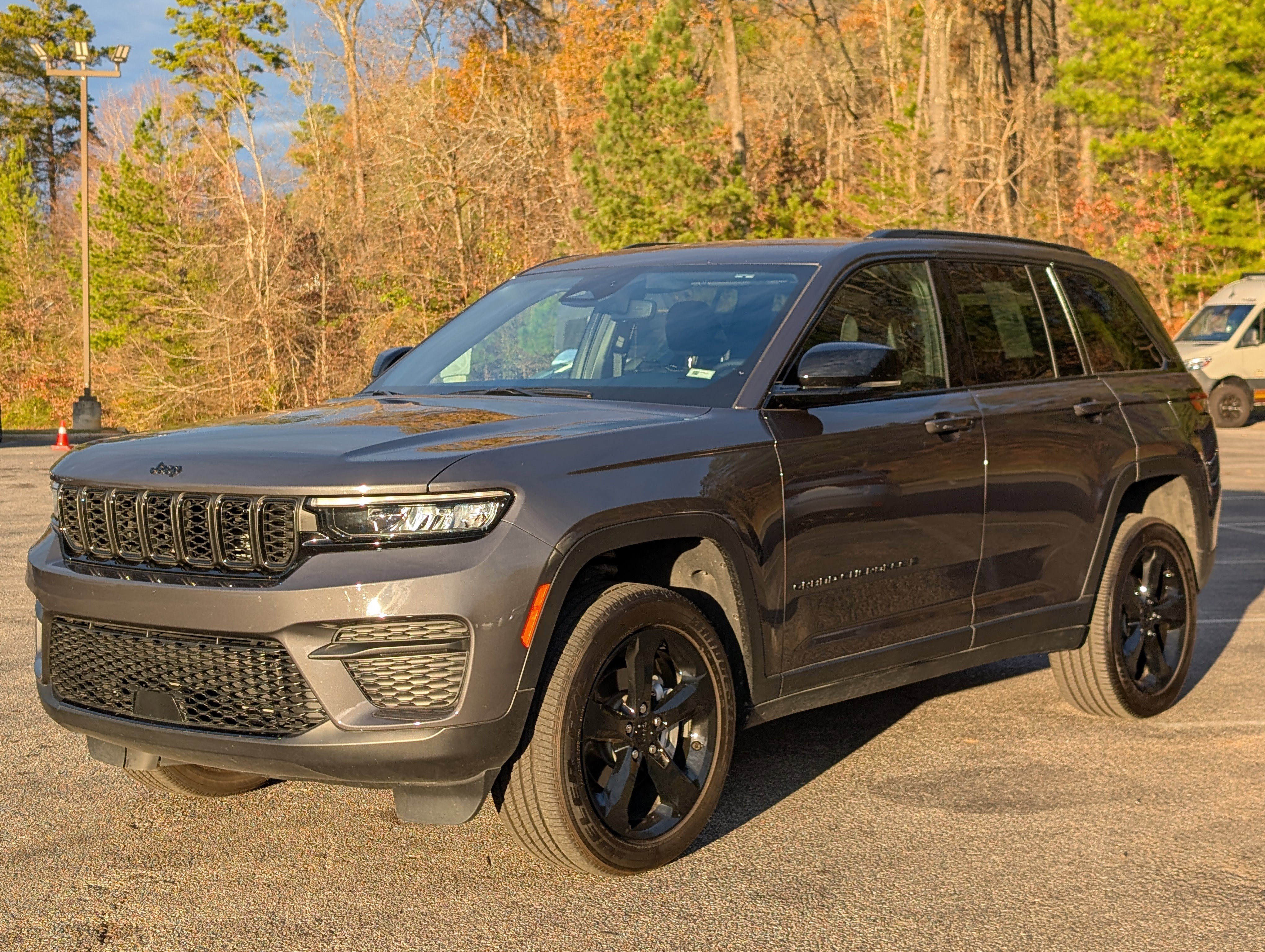 Used 2024 Jeep Grand Cherokee Altitude image 5