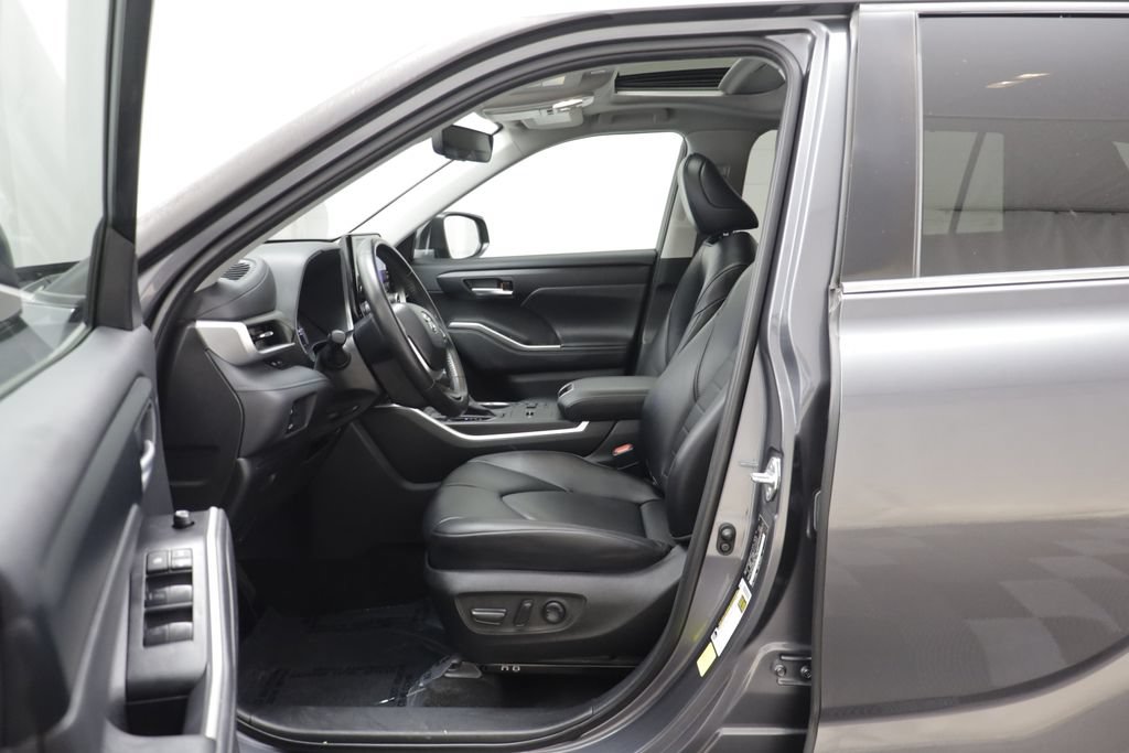 Used 2023 Toyota Highlander XLE AWD/4WD image 5