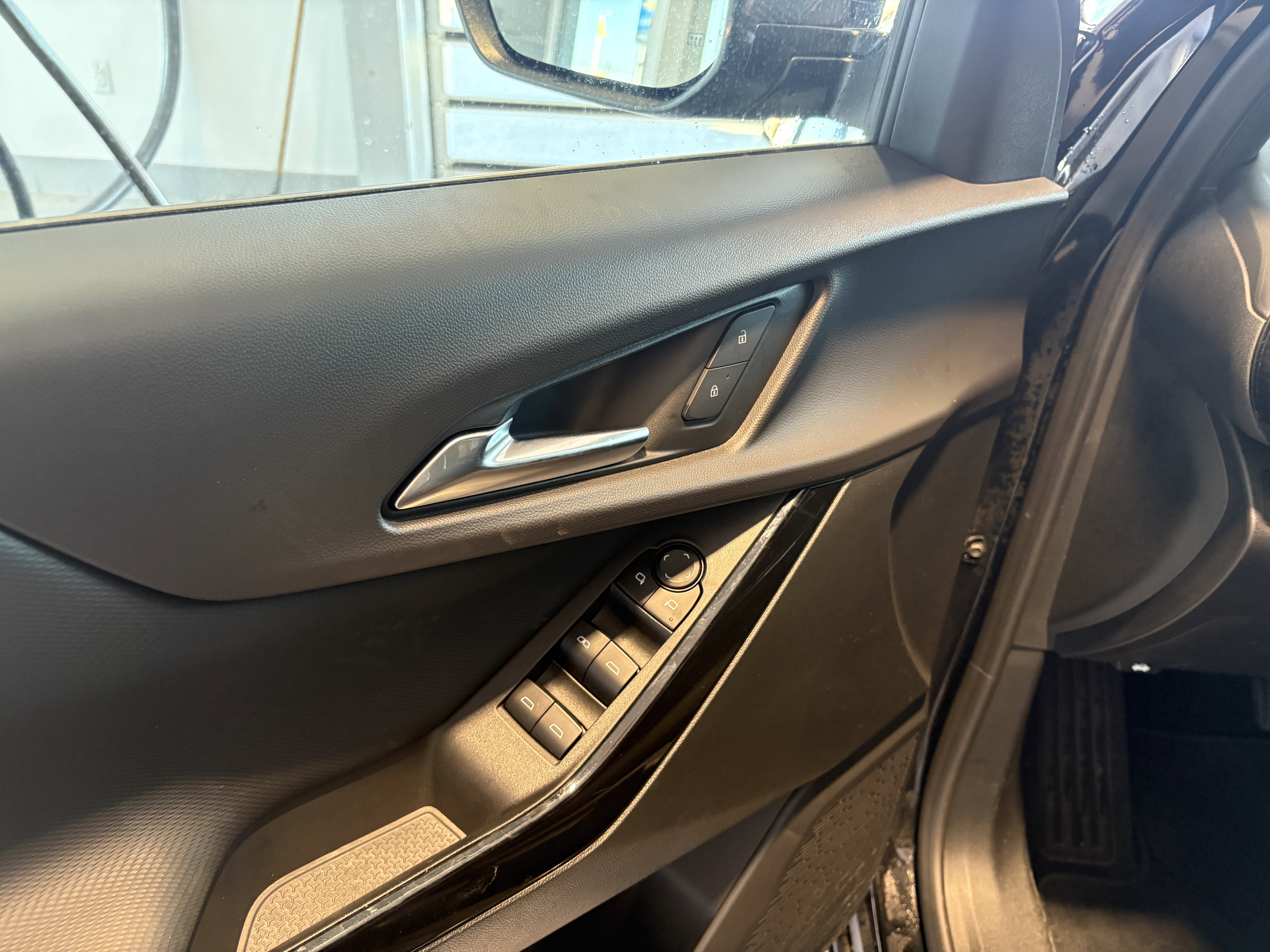 Used 2025 Chevrolet Equinox LT image 8