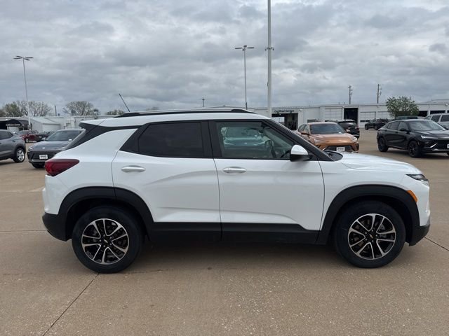 Used 2024 Chevrolet TrailBlazer LT w/ LT Cold Weather Package FWD image 2
