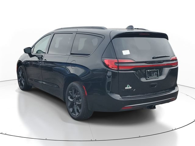 New 2027 Chrysler Pacifica Limited w/ Family Tech Group AWD/4WD image 3