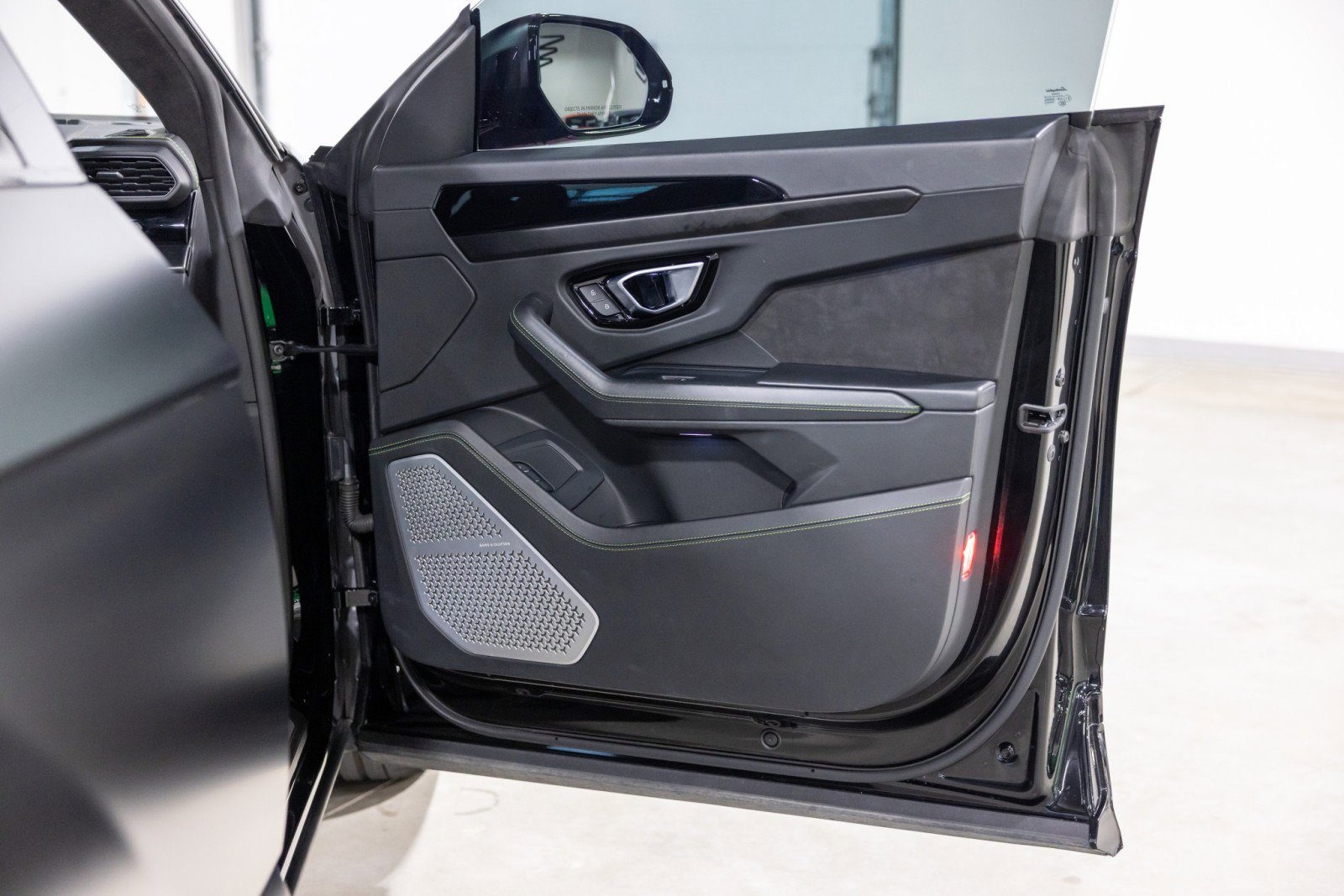 Used 2022 Lamborghini Urus image 26