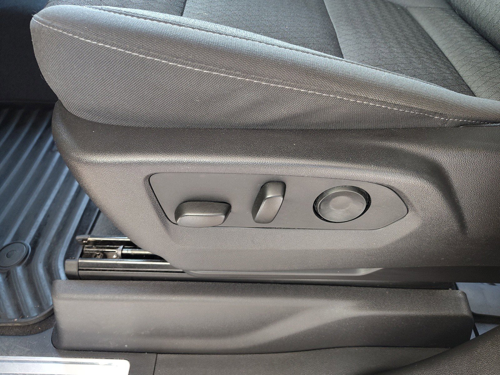 Used 2024 Chevrolet Silverado 1500 LT AWD/4WD image 11