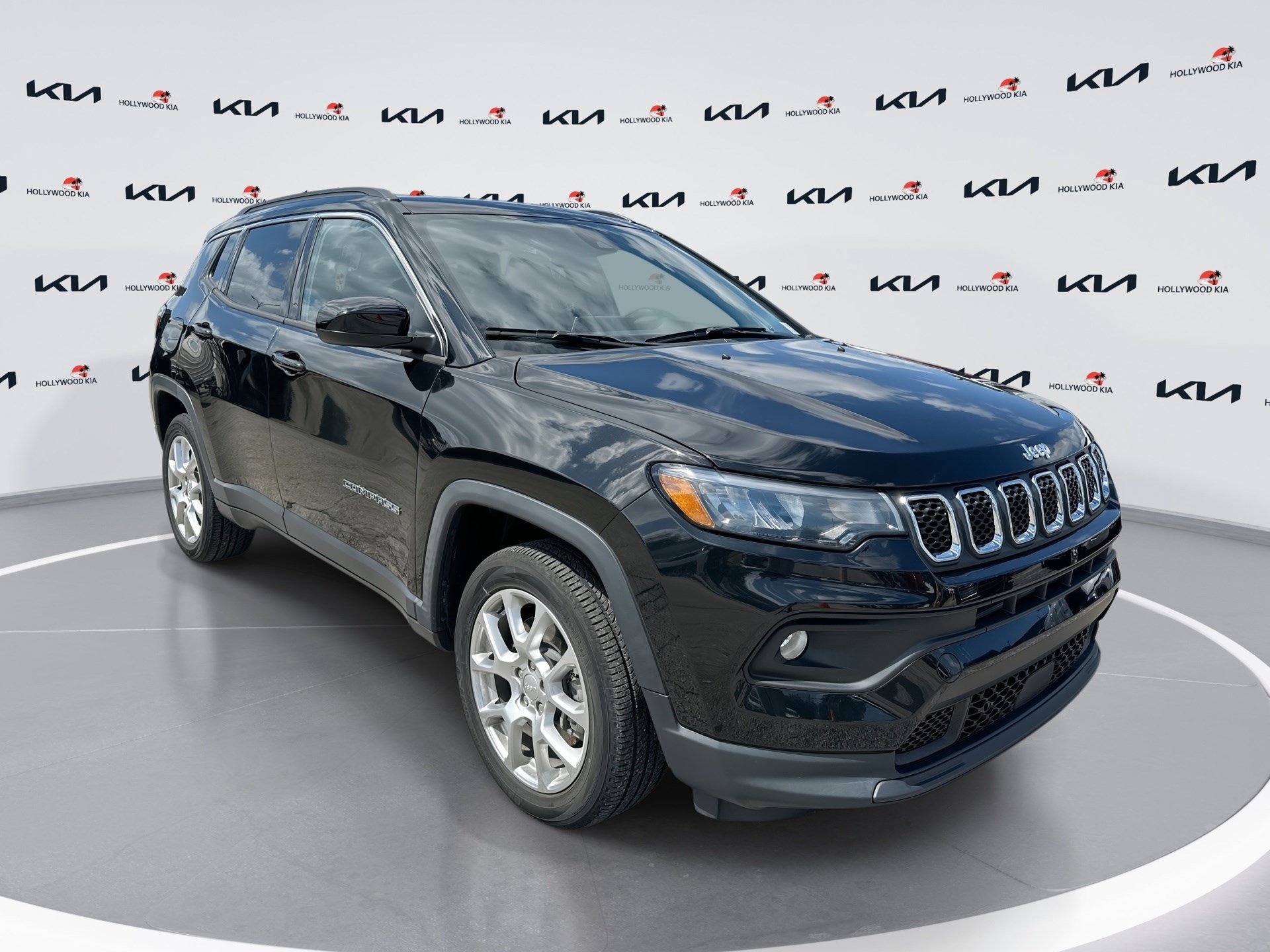 Used 2023 Jeep Compass Latitude AWD/4WD image 1