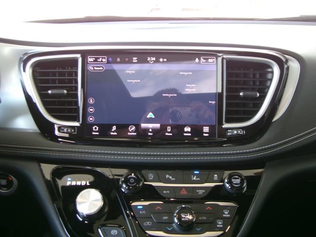 Used 2025 Chrysler Pacifica Limited image 17