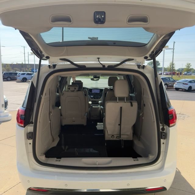 Used 2021 Chrysler Pacifica Touring-L w/ Uconnect Theater Family Group FWD image 13