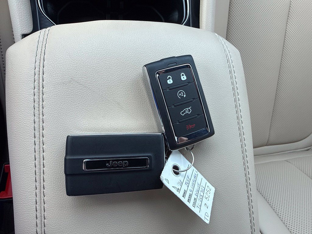 Used 2026 Jeep Grand Cherokee Limited w/ Luxury Tech Group II RWD image 23