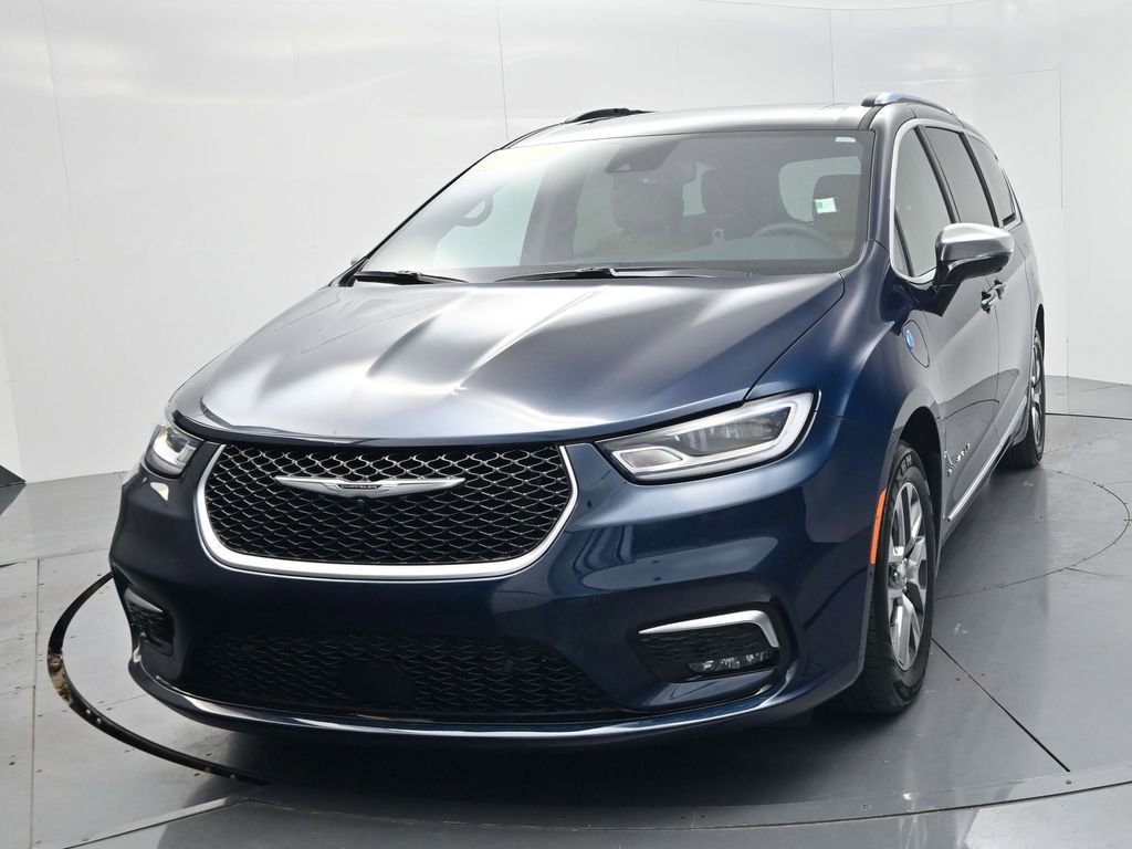 Used 2023 Chrysler Pacifica Pinnacle image 3