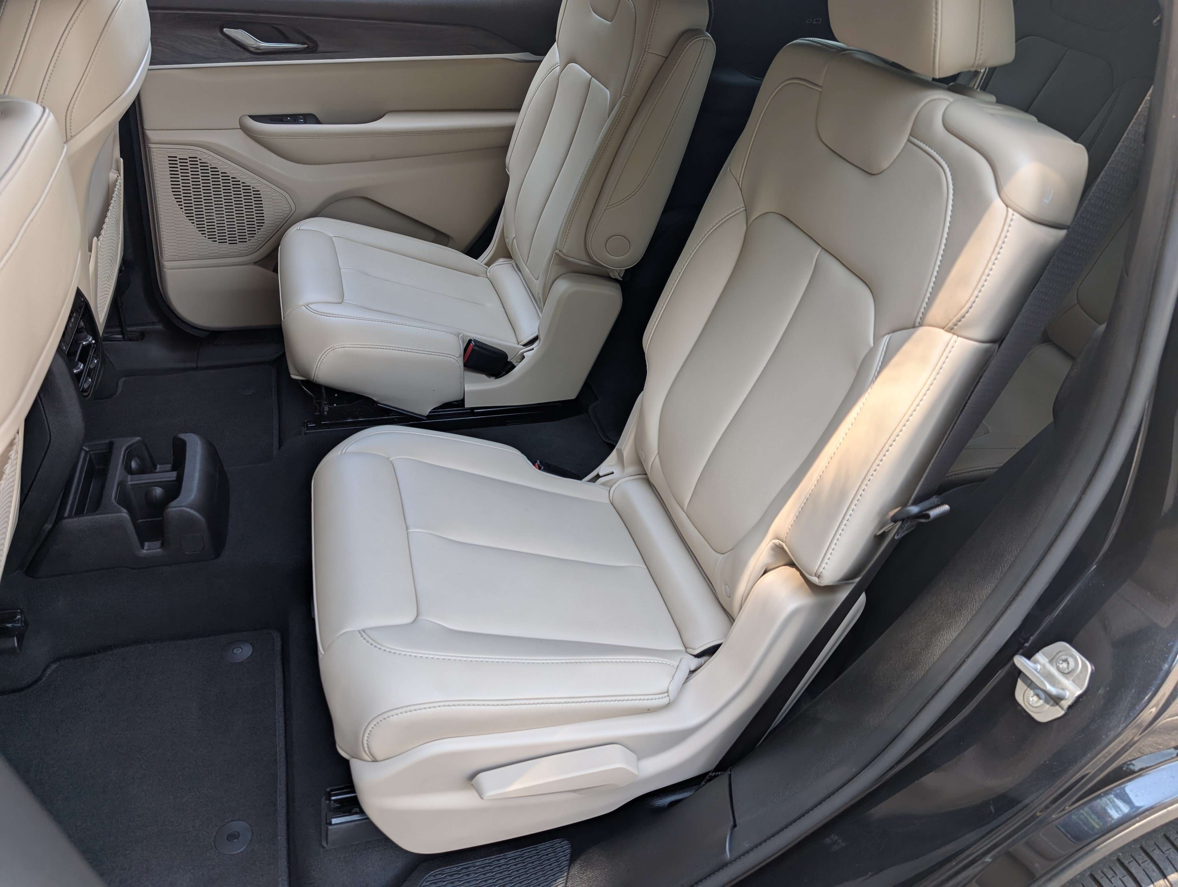Used 2024 Jeep Grand Cherokee L Limited w/ Black Appearance Package RWD image 17