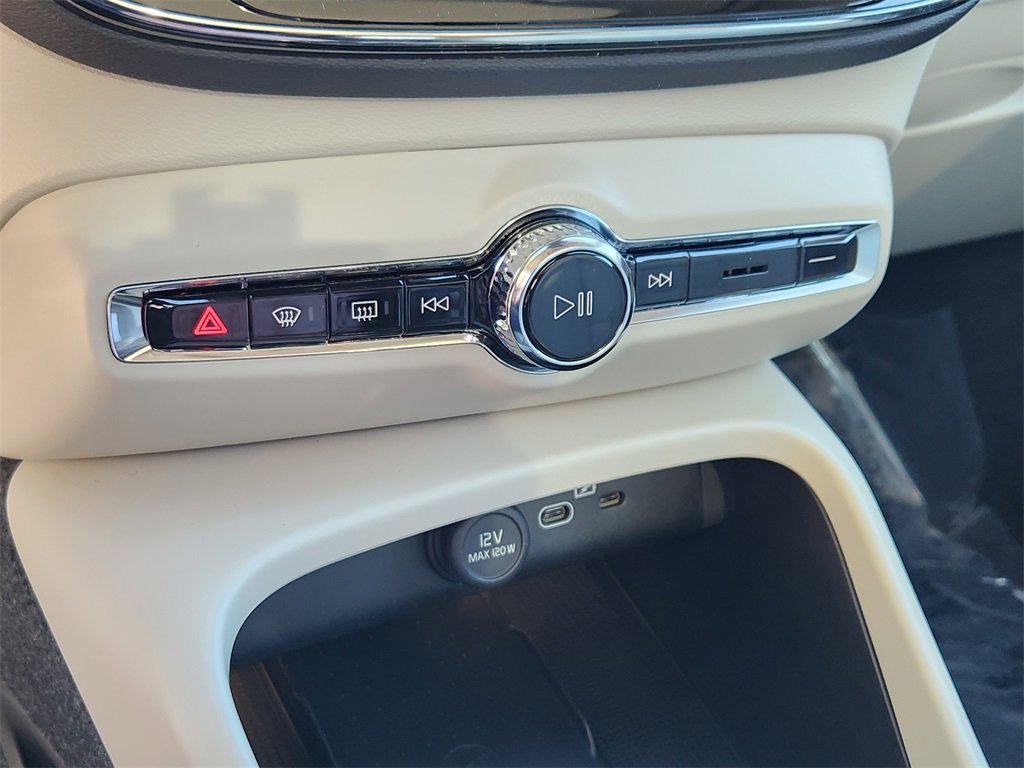 New 2026 Volvo XC40 B5 Plus w/ Protection Package Premier image 15