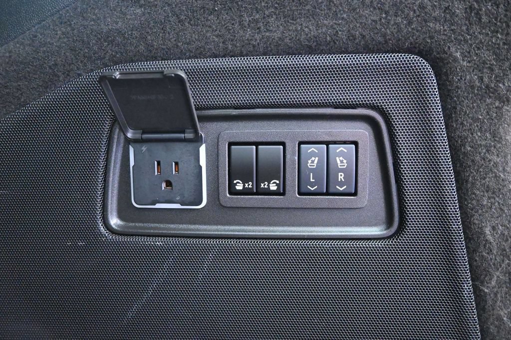 Used 2024 Cadillac Escalade ESV Premium Luxury AWD/4WD image 12