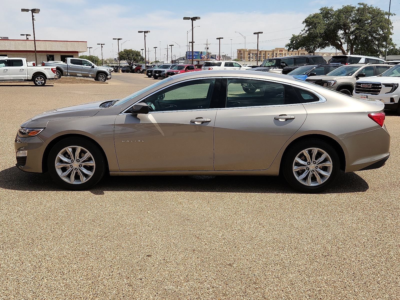 Used 2025 Chevrolet Malibu LT FWD image 2