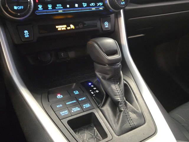 Used 2021 Toyota RAV4 XLE w/ Carpet Mat Package (TMS) image 19