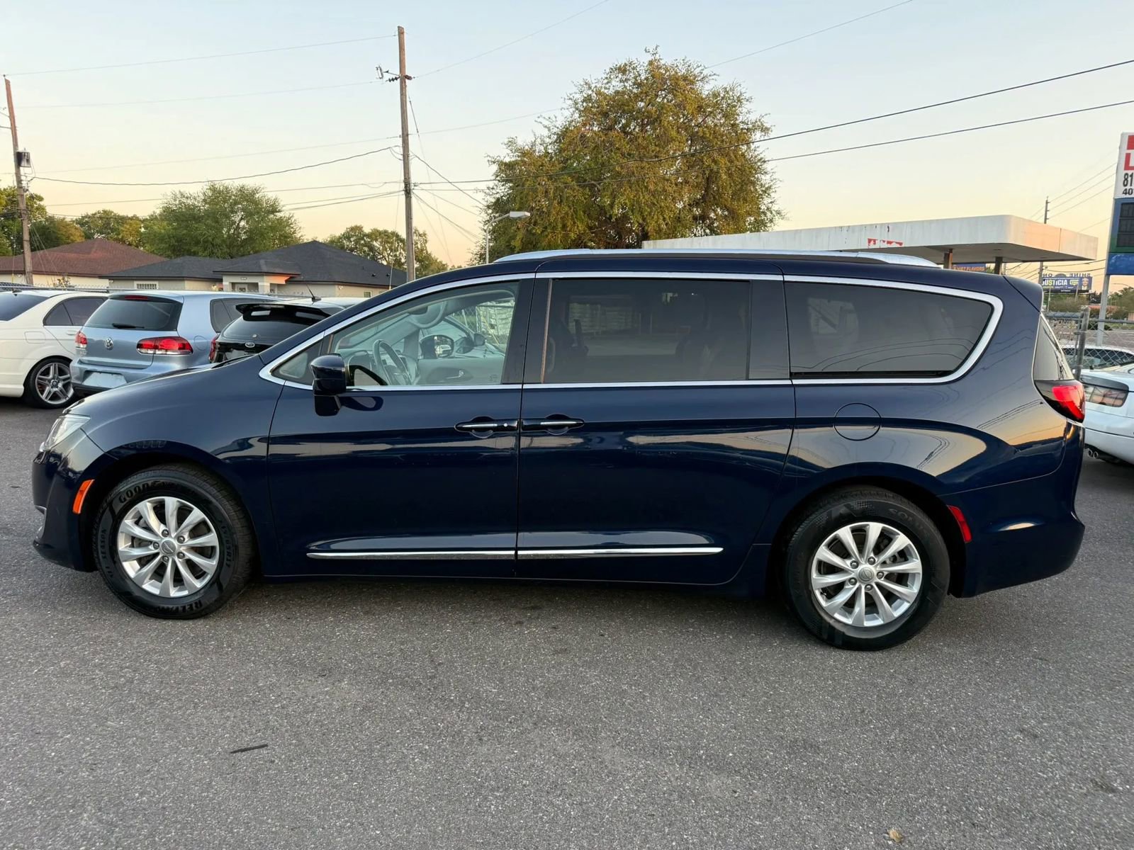 Used 2018 Chrysler Pacifica Touring-L Plus FWD image 8