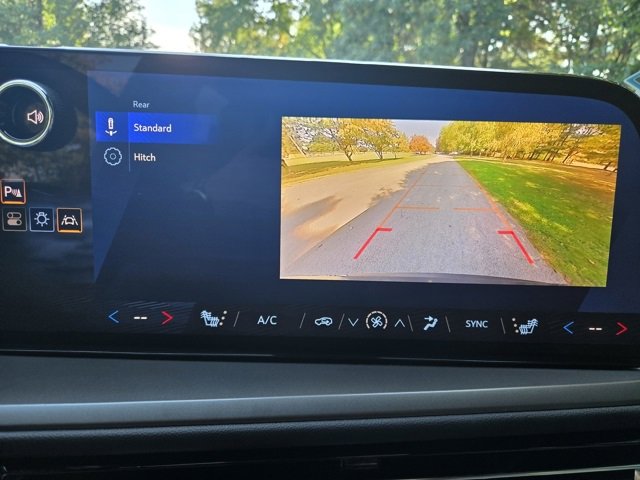 Used 2025 Chevrolet Traverse LT image 26