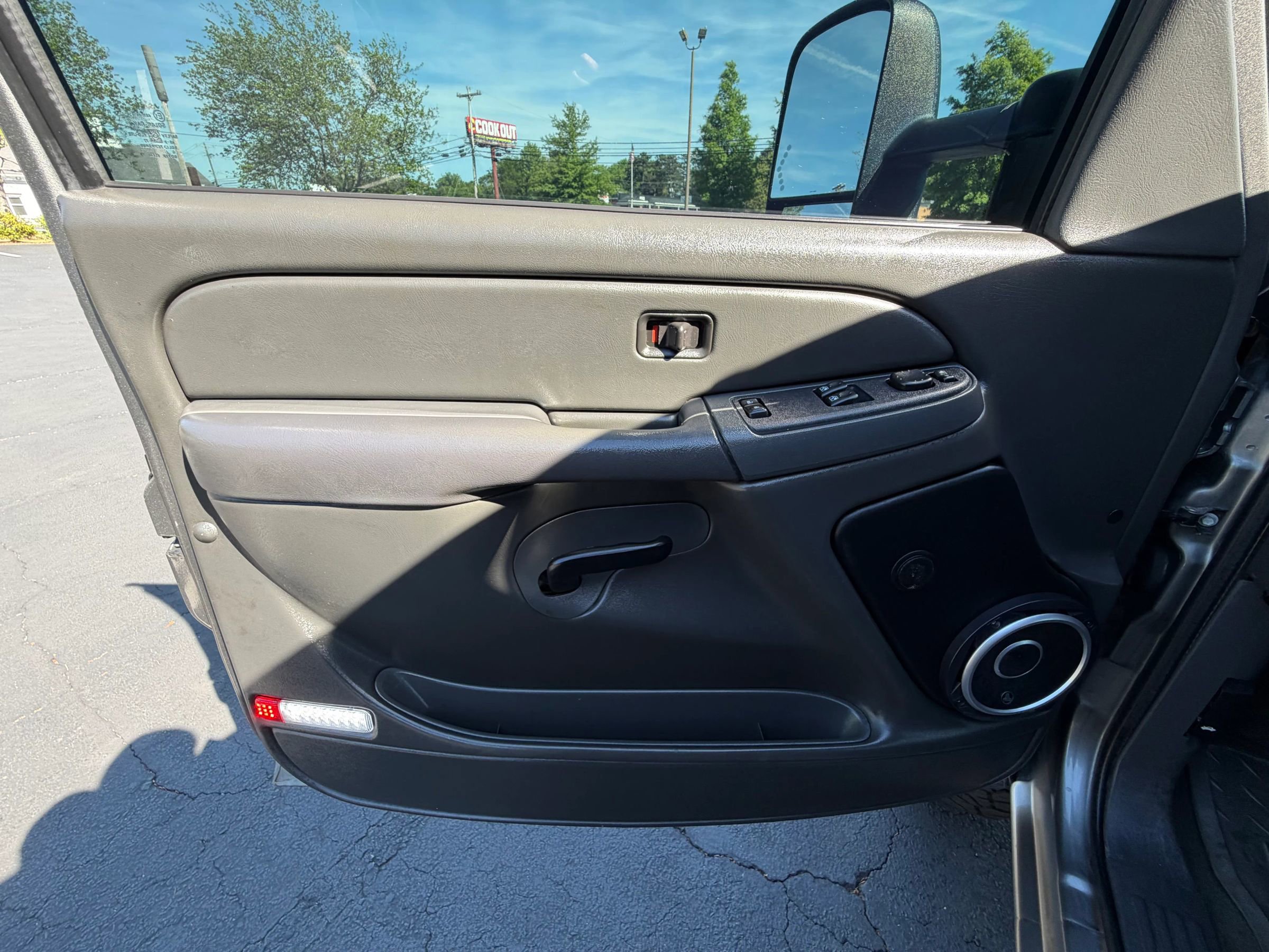 Used 2006 Chevrolet Silverado 2500 LT w/ Heavy-Duty Power Package image 16