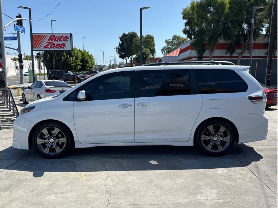Used 2015 Toyota Sienna SE w/ SE Preferred Package FWD image 4
