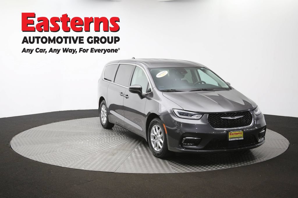 Used 2023 Chrysler Pacifica Touring-L FWD image 51