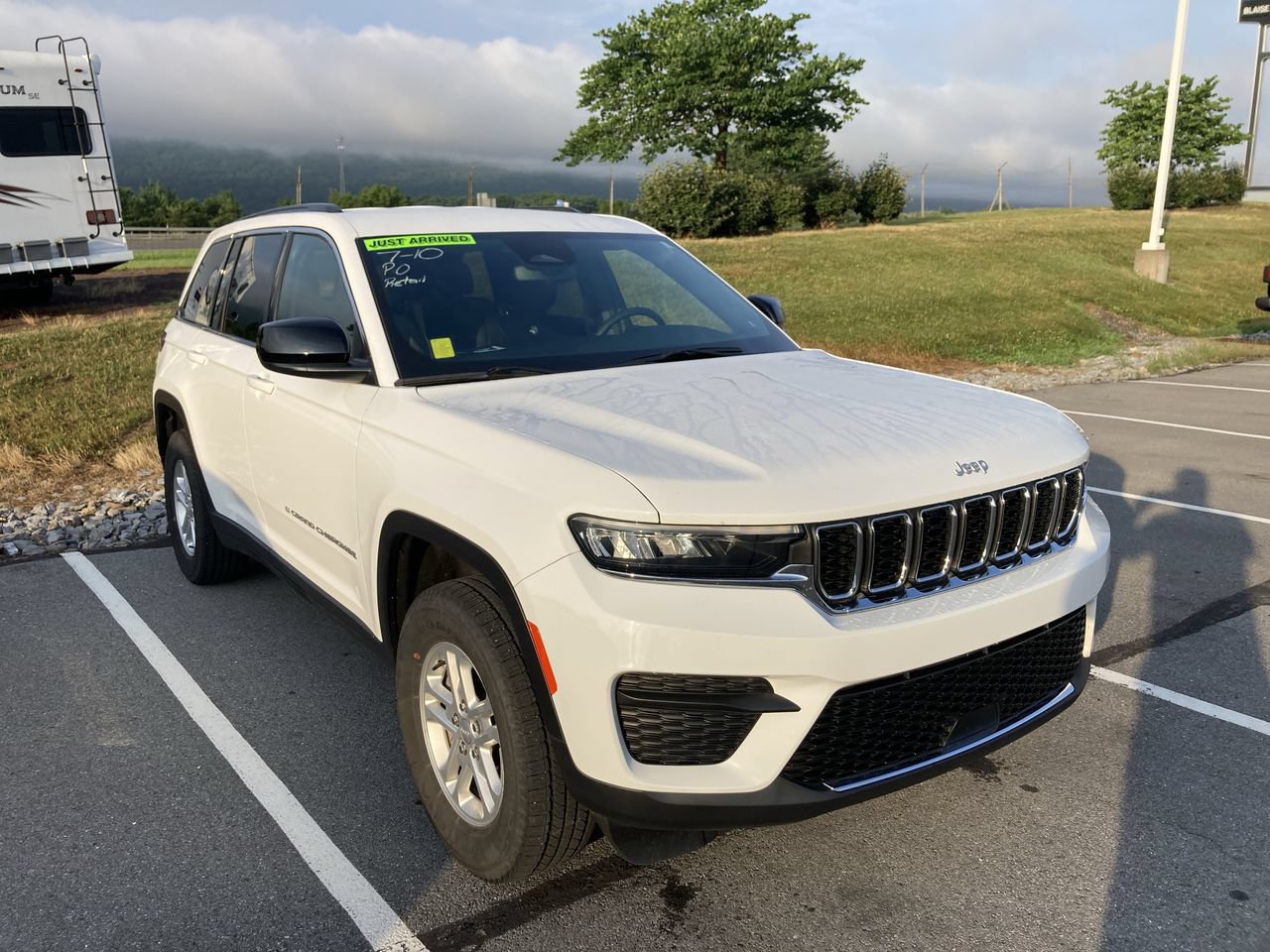 Used 2024 Jeep Grand Cherokee Laredo w/ Luxury Tech Group I AWD/4WD image 1