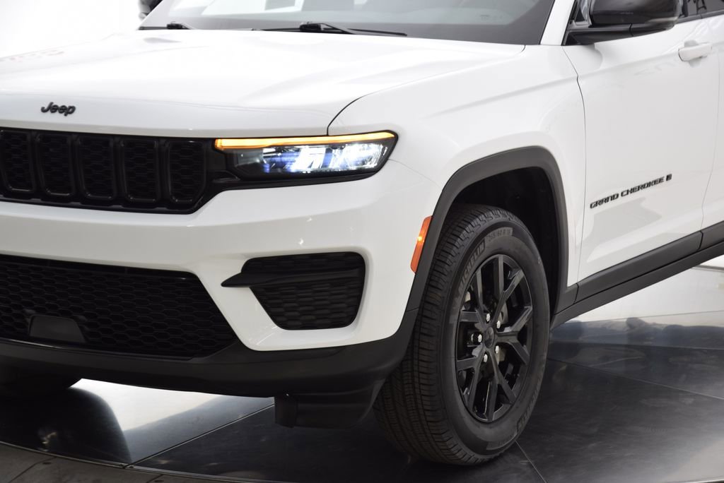 Used 2024 Jeep Grand Cherokee Altitude RWD image 10