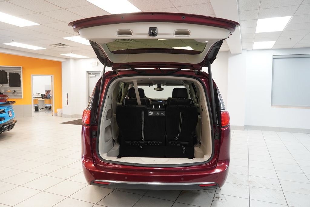 Used 2017 Chrysler Pacifica Touring-L FWD image 9