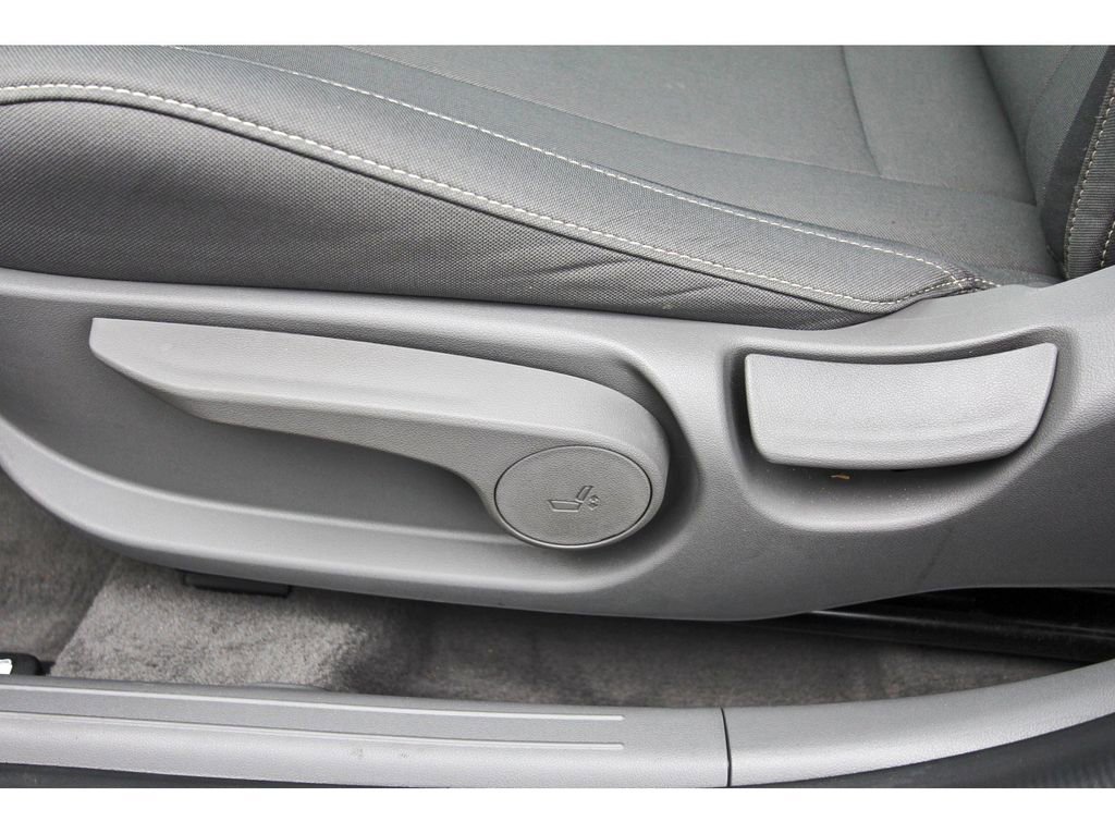 Certified 2025 Hyundai Elantra Sport image 31