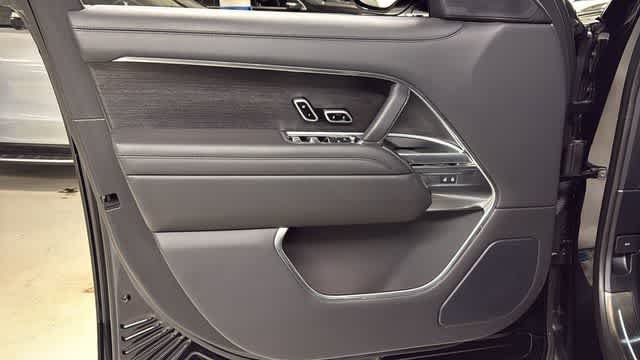 Used 2025 Land Rover Range Rover SE AWD/4WD image 9