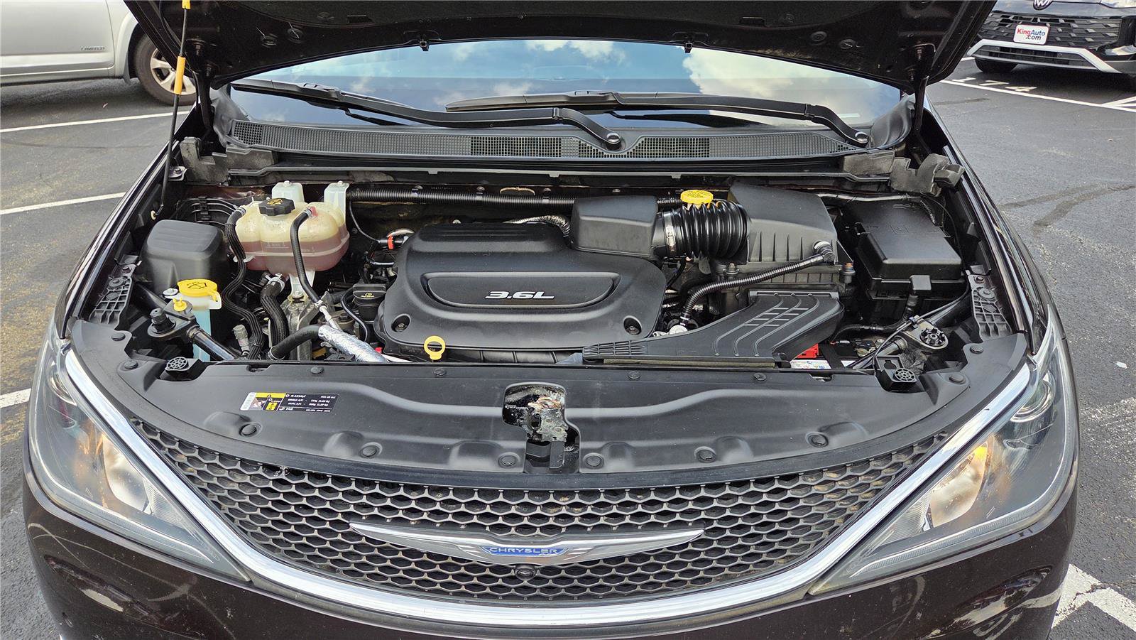 Used 2017 Chrysler Pacifica Touring-L Plus w/ Advanced Safetytec Group FWD image 10