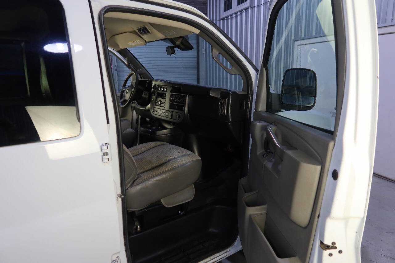 Used 2019 Chevrolet Express 3500 LT w/ LT Preferred Equipment Group RWD image 12