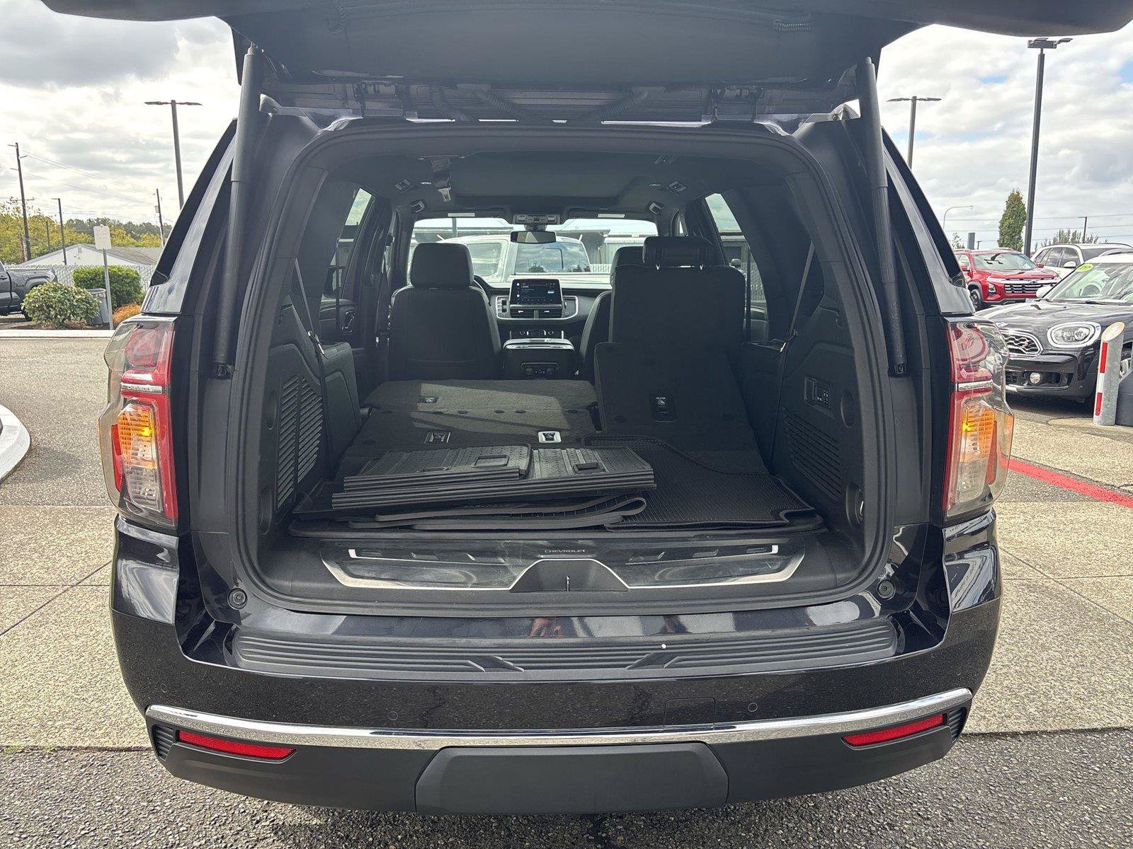 Used 2022 Chevrolet Tahoe LT w/ Luxury Package AWD/4WD image 9
